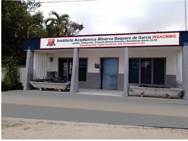 Fachada del colegio con el letrero del Instituto Académico Minerva Baquero de García.